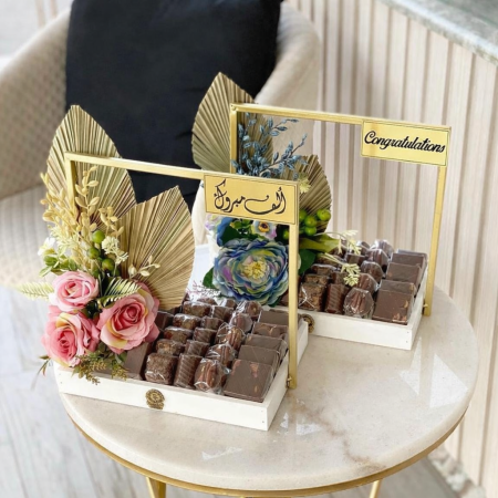 صواني خشب ابيض مع يد معدن ذهبي (35*35 سم)